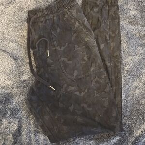 Nwot printed blue/black farallon jogger 6t